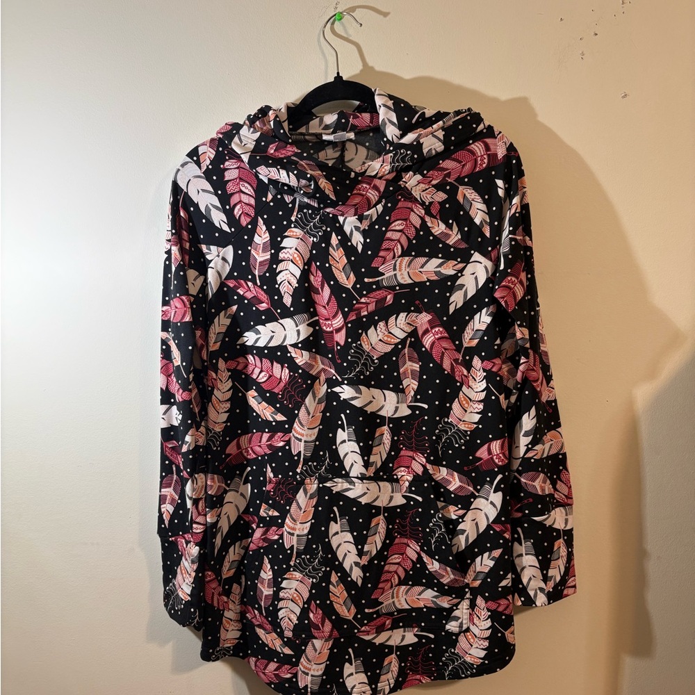 LuLaRoe women's Medium long-sleeve hooded blouse tunic Black‎ Feather Print